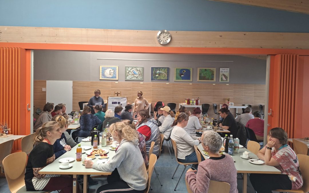 Vor der Wahl ein Kaf­fee­schnack un­ter Mädels